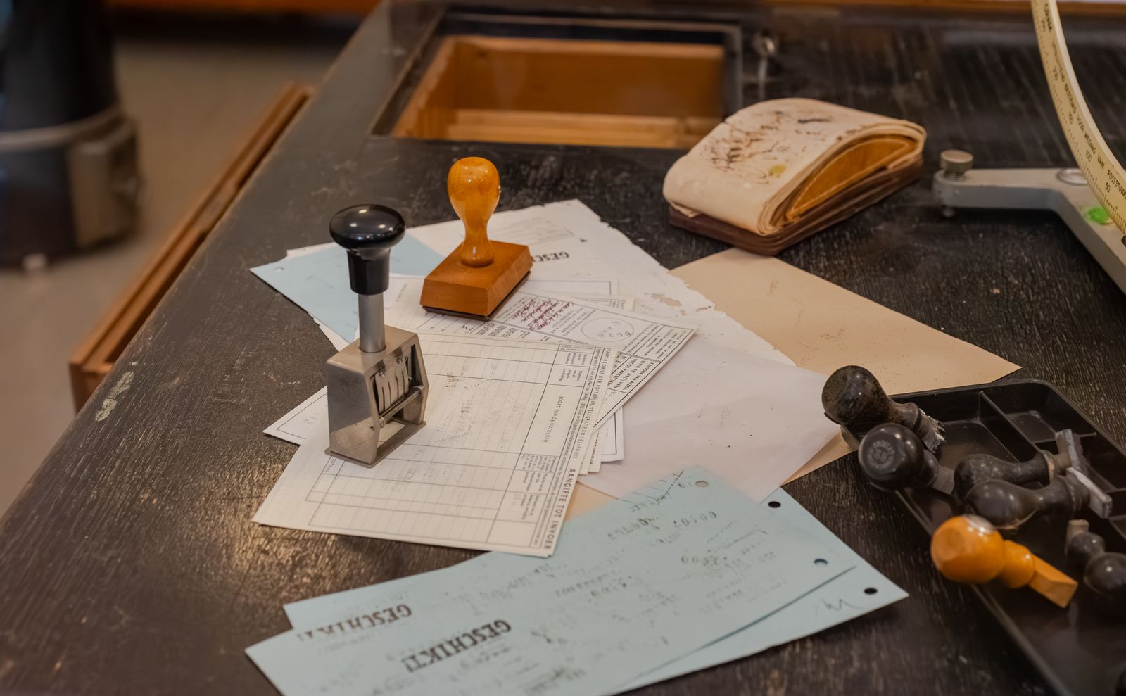 Sellos y documentos de trámites administrativos sobre un escritorio