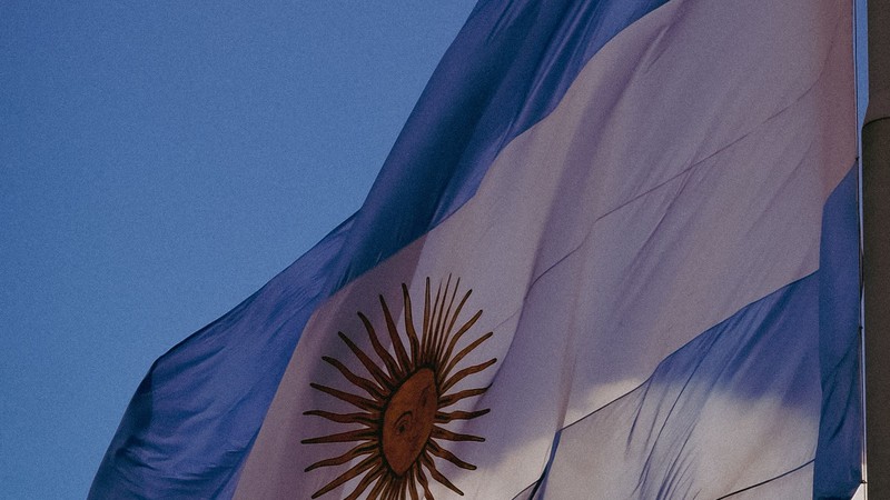 Bandera argentina flameando contra un cielo azul
