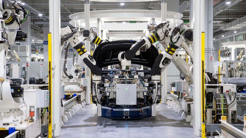 Brazos robóticos trabajando en una línea de montaje industrial