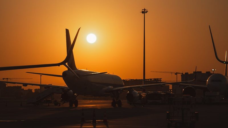 Aviones en la plataforma de un aeropuerto al atardecer