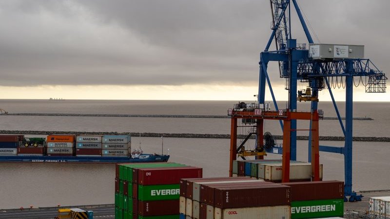 Vista aérea de contenedores de carga en un puerto listos para exportación