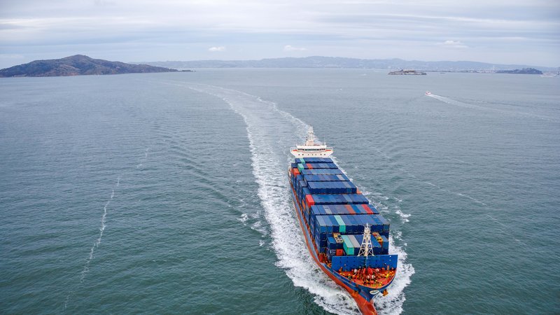 Vista aérea de un buque portacontenedores navegando en aguas abiertas