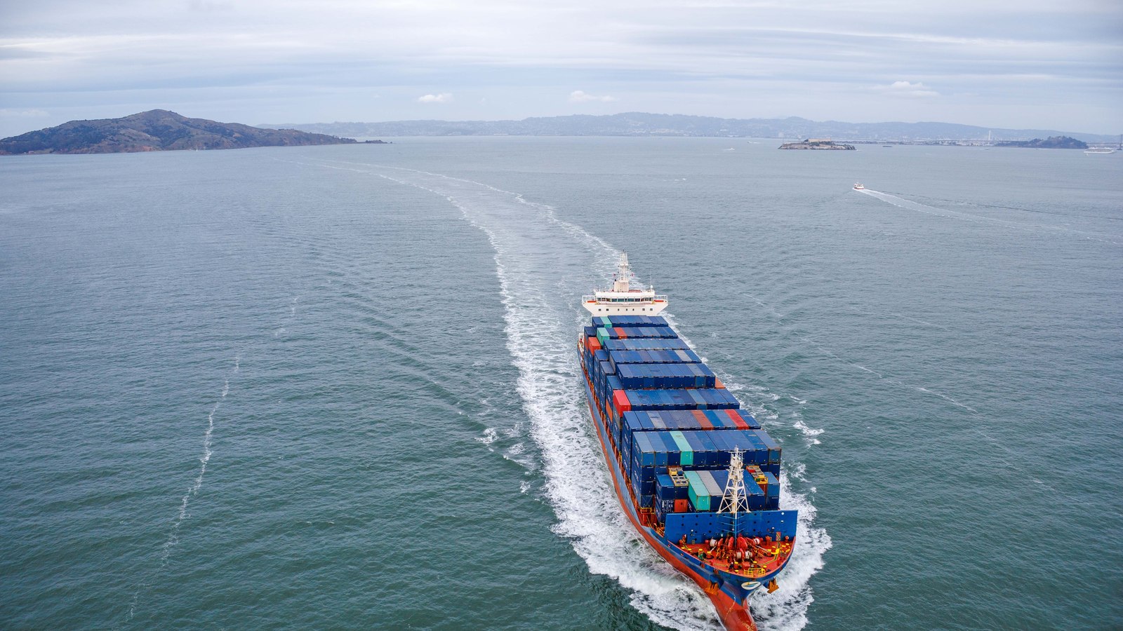 Vista aérea de un buque portacontenedores navegando en aguas abiertas