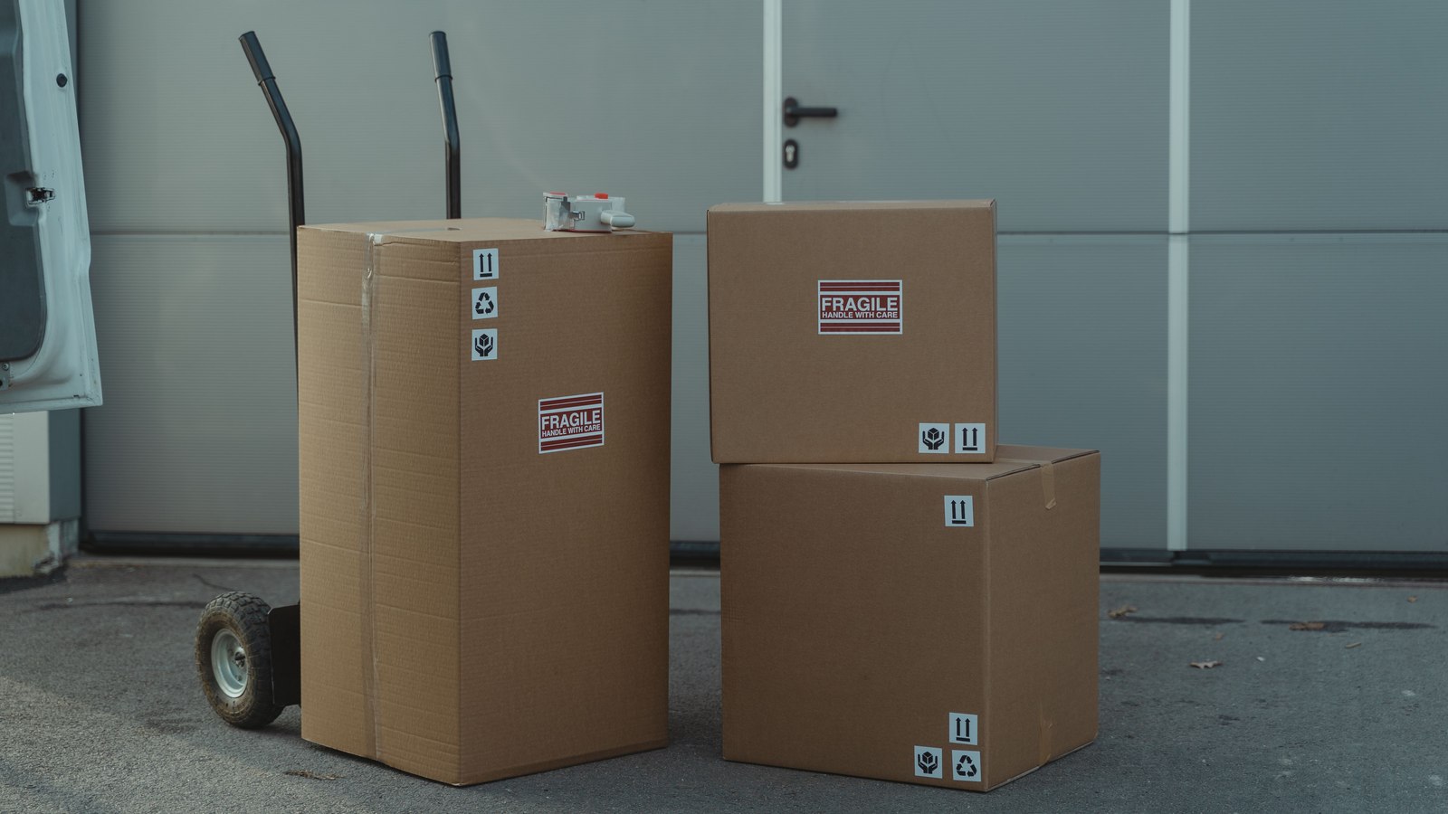 Cajas de cartón apiladas sobre un carrito, listas para despacho
