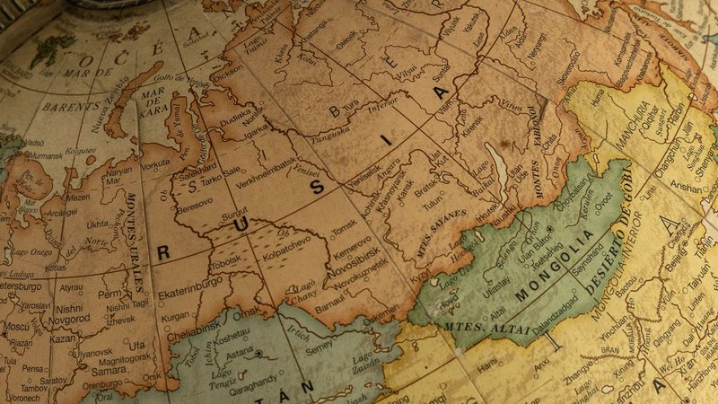 Globo terráqueo mostrando rutas comerciales entre Asia y Europa