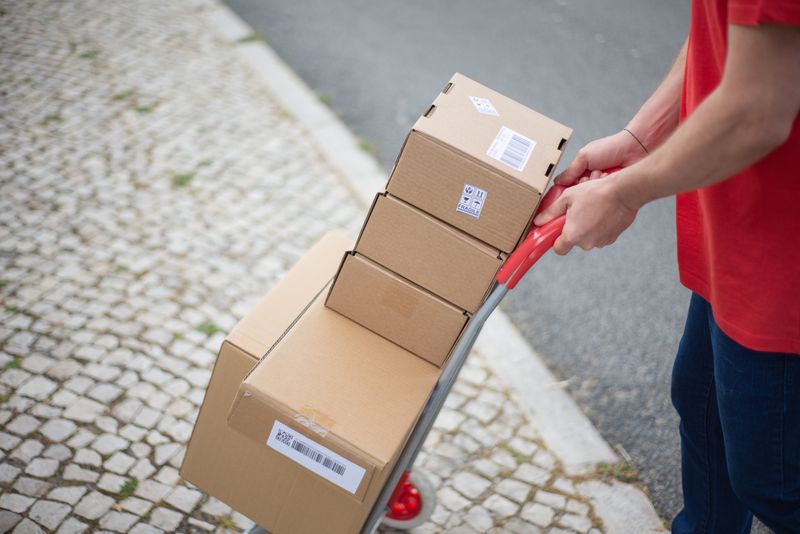 Cajas de cartón apiladas listas para entrega puerta a puerta
