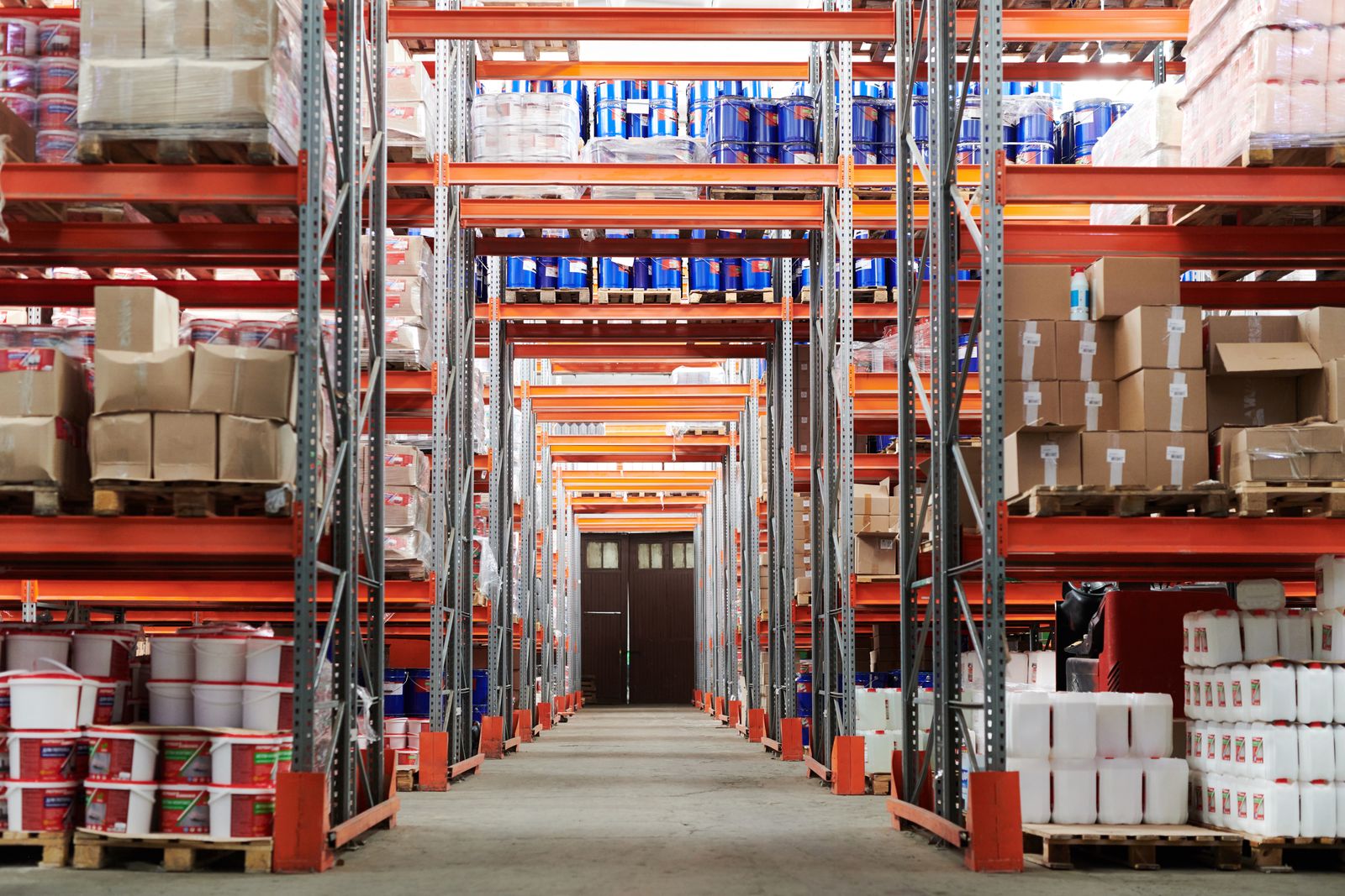 Cajas de cartón apiladas listas para despacho en un depósito de comercio exterior