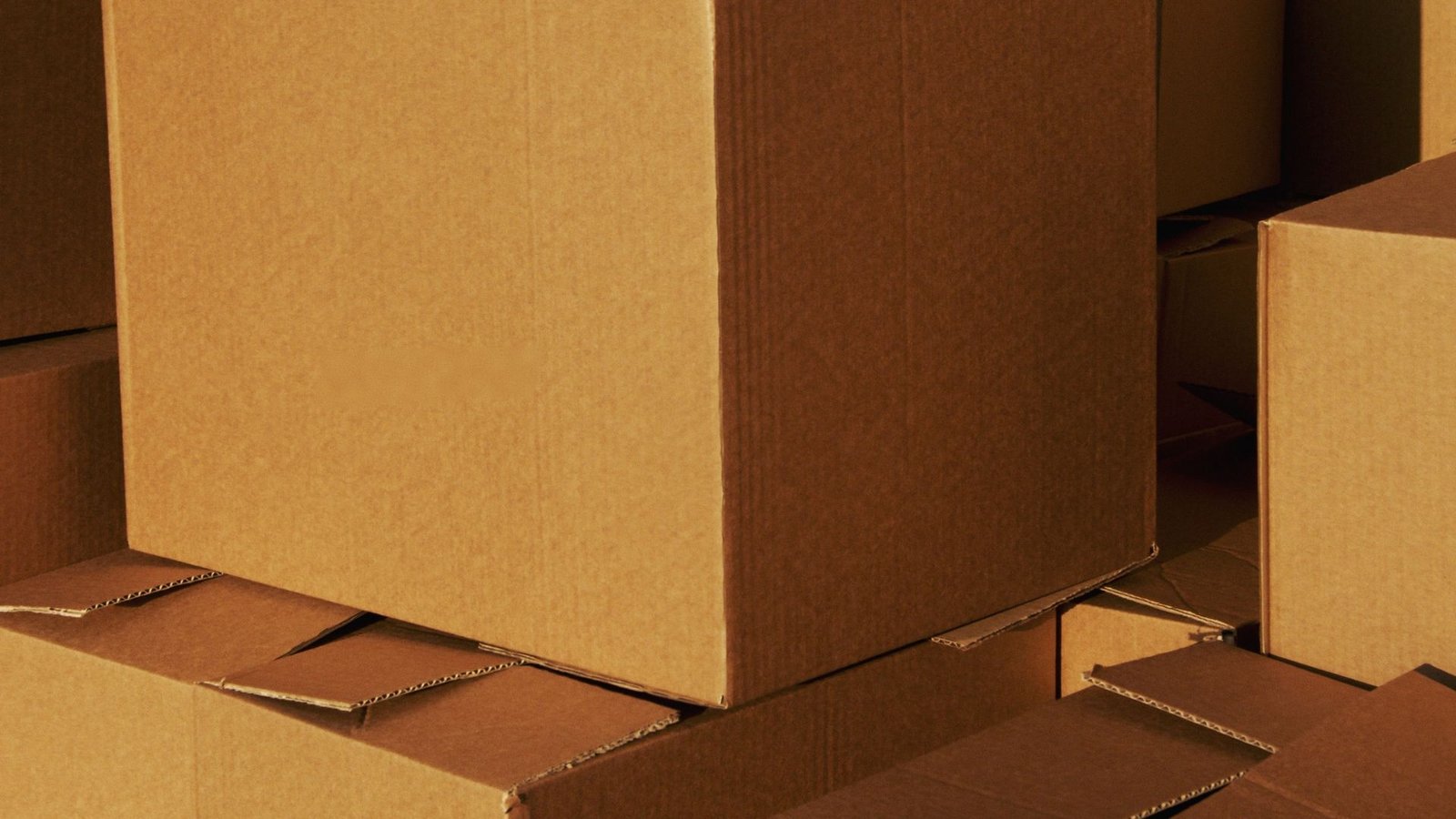 Cajas de cartón apiladas listas para despachar