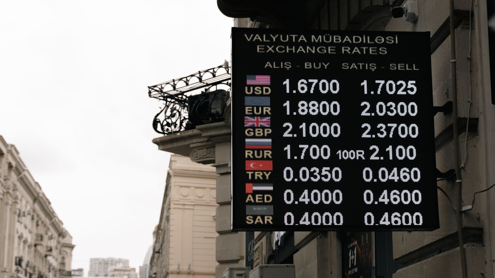 Cartel de casa de cambio con cotizaciones de dólar, euro y otras monedas