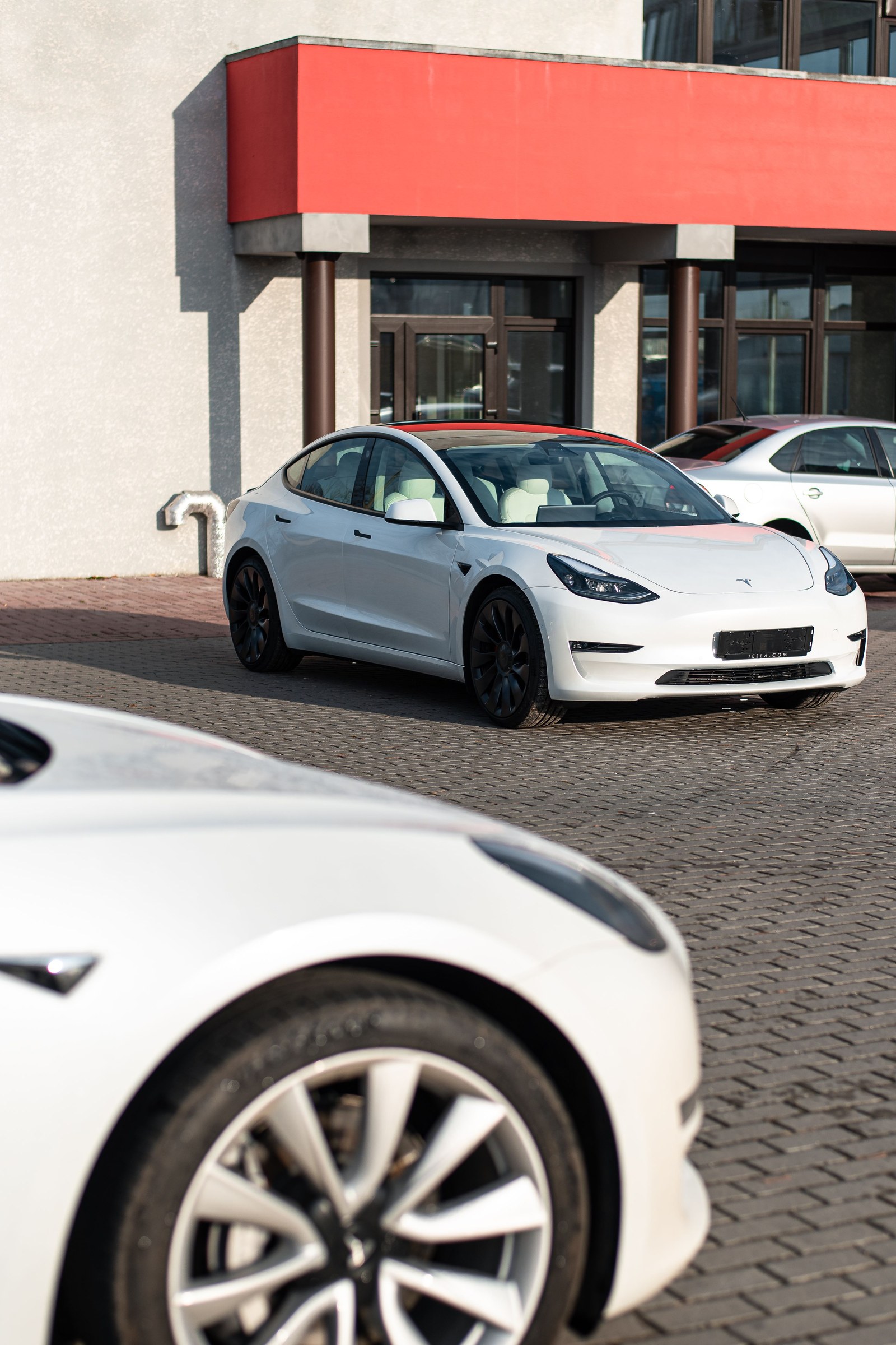 Auto Tesla celeste estacionado en un taller con iluminación de diseño