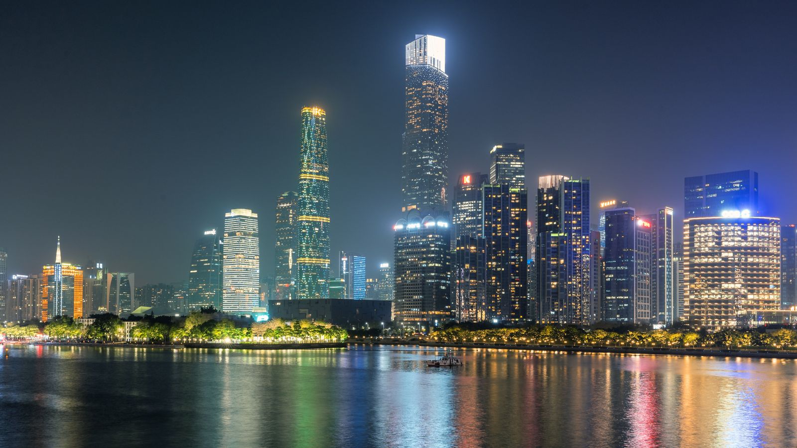 Skyline iluminado de Guangzhou de noche, la ciudad china que organiza la Feria de Cantón