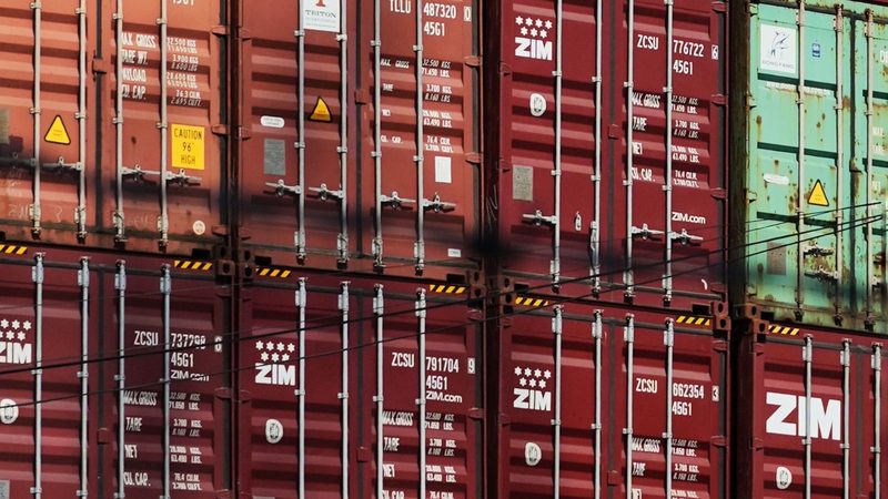 Contenedores marítimos apilados en un puerto de carga internacional