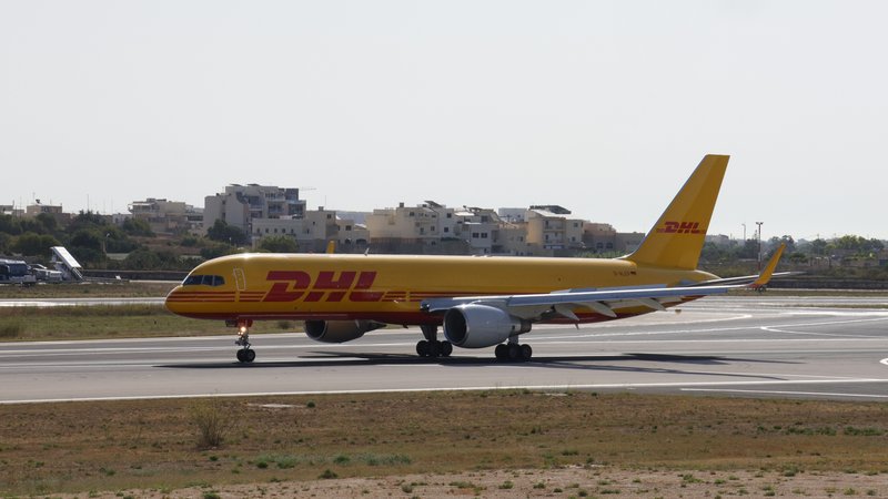 Avión de carga courier en pista, mercadería lista para exportar