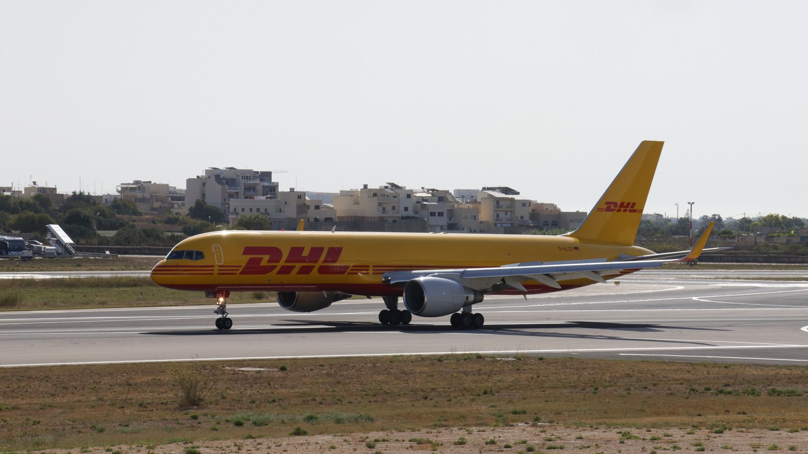 Avión de carga en pista de despegue, transportando mercadería importada por servicio courier