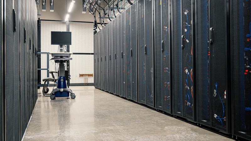 Racks de servidores en un data center con cableado de red visible
