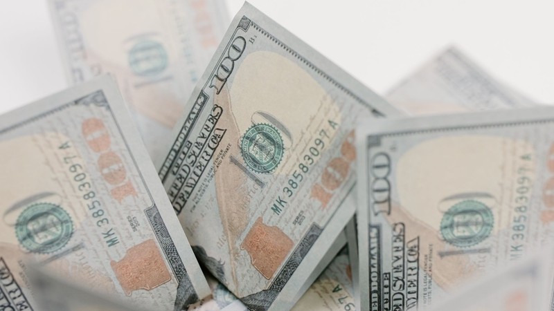 Varios billetes de cien dólares apilados en primer plano
