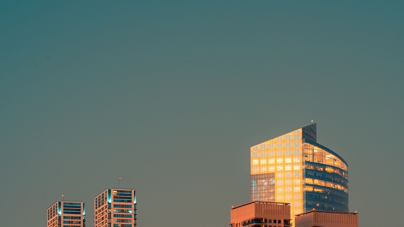 Torres de Puerto Madero, Buenos Aires, contra el cielo al atardecer