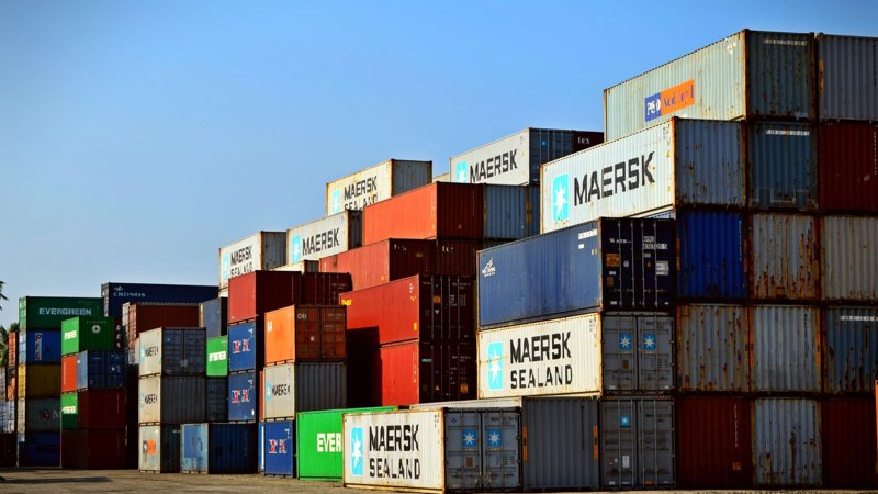 Depósito logístico con contenedores listos para despacho
