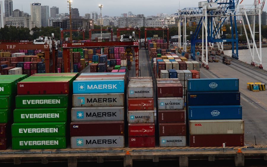 Terminal portuaria con contenedores apilados y grúas