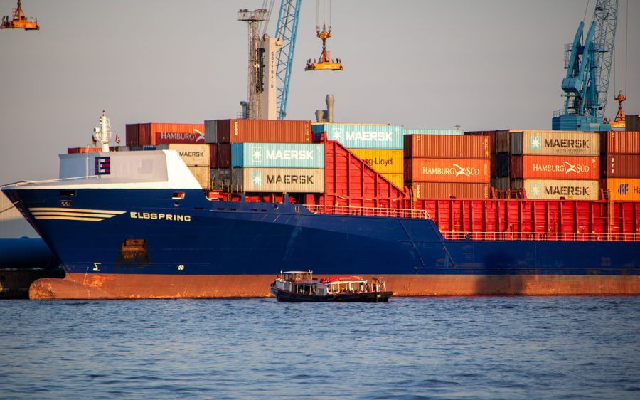Buque portacontenedores cargando en una terminal marítima
