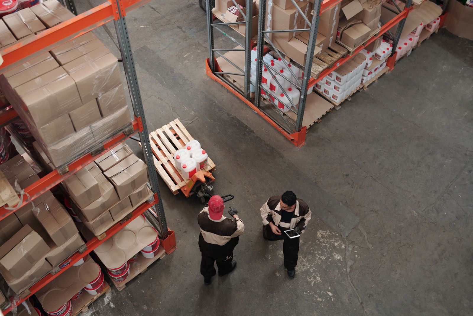 Personal de depósito coordinando la recepción y consolidación de mercadería entre estanterías