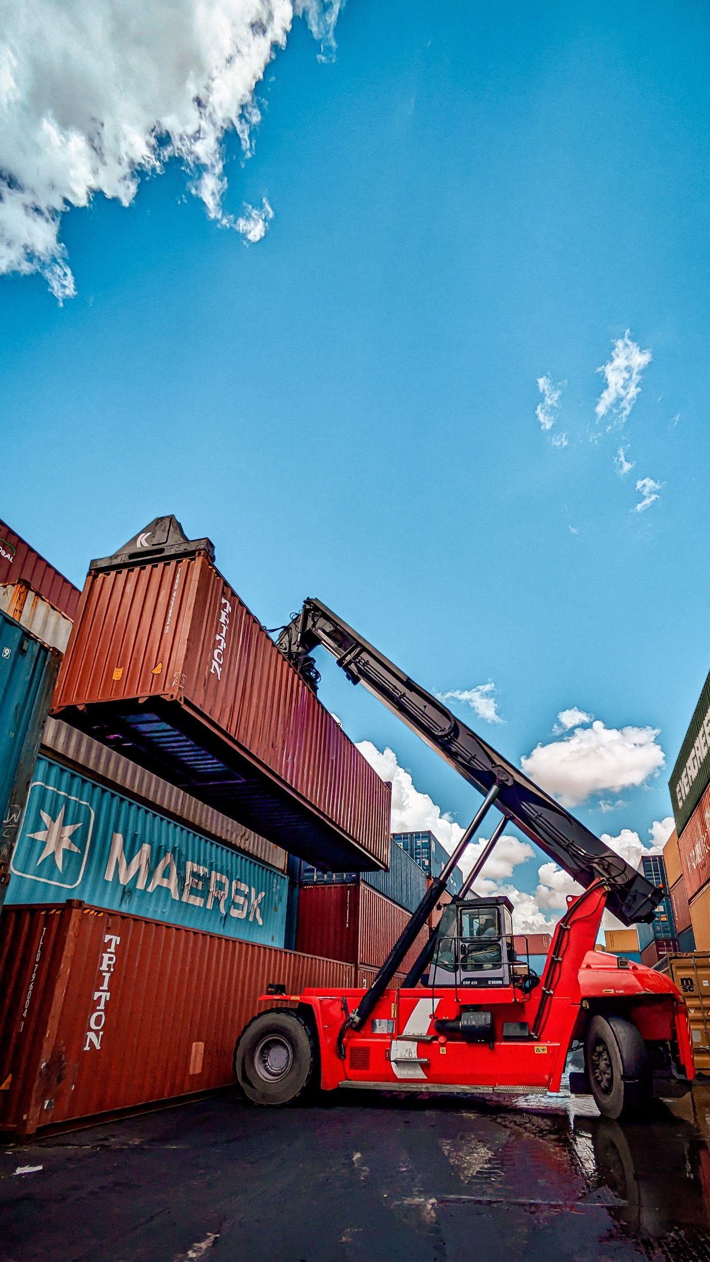 Grúa portacontenedores operando en puerto